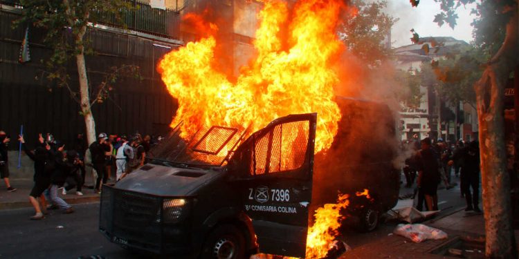 PROTESTAS EN CHILE CONTRA LA BRUTALIDAD POLICIAL DEJAN 45 DETENIDOS