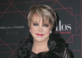 LOLITA AYALA APARECE EN LA PORTADA DE LA REVISTA «ELLE»