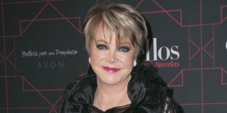 LOLITA AYALA APARECE EN LA PORTADA DE LA REVISTA «ELLE»