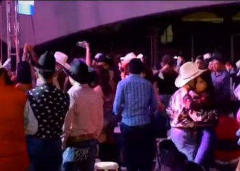 POLÍTICO CIERRA PRECAMPAÑA CON BAILE MASIVO EN AGUASCALIENTES