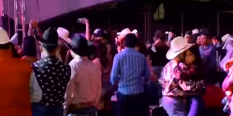 POLÍTICO CIERRA PRECAMPAÑA CON BAILE MASIVO EN AGUASCALIENTES