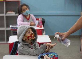 LA VACUNA DE OXFORD/ASTRAZENECA SE PRUEBA POR PRIMERA VEZ EN NIÑOS