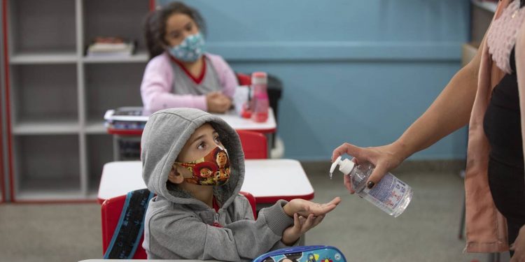 LA VACUNA DE OXFORD/ASTRAZENECA SE PRUEBA POR PRIMERA VEZ EN NIÑOS