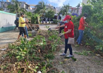 SE UNEN FUNCIONARIOS E ISLEÑOS EN LIMPIEZA DE ESPACIOS DE RECREACIÓN Y ESPARCIMIENTO