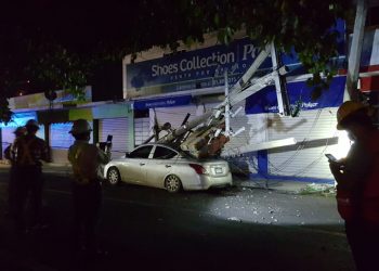TRÁILER DERRIBA CUATRO POSTES Y DESTROZA VEHÍCULO EN LA CAPITAL