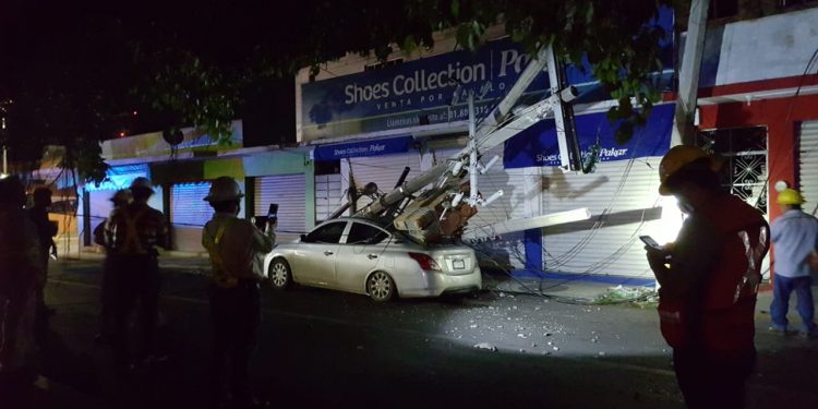 TRÁILER DERRIBA CUATRO POSTES Y DESTROZA VEHÍCULO EN LA CAPITAL