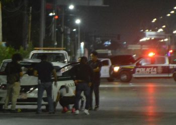 ABREN FUEGO CONTRA DOS TAXISTAS EN CANCÚN