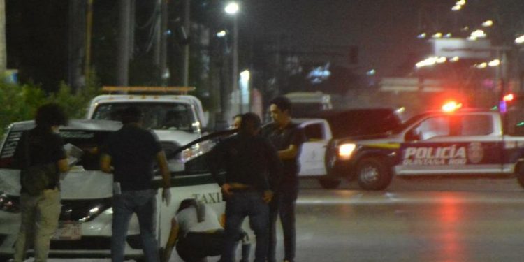 ABREN FUEGO CONTRA DOS TAXISTAS EN CANCÚN