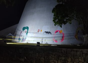 CUBREN DE BLANCO MURALES PINTADOS POR FEMINISTAS EN EL EXTERIOR DEL CONGRESO DE QUINTANA ROO