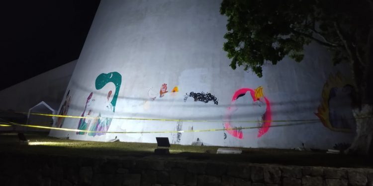 CUBREN DE BLANCO MURALES PINTADOS POR FEMINISTAS EN EL EXTERIOR DEL CONGRESO DE QUINTANA ROO