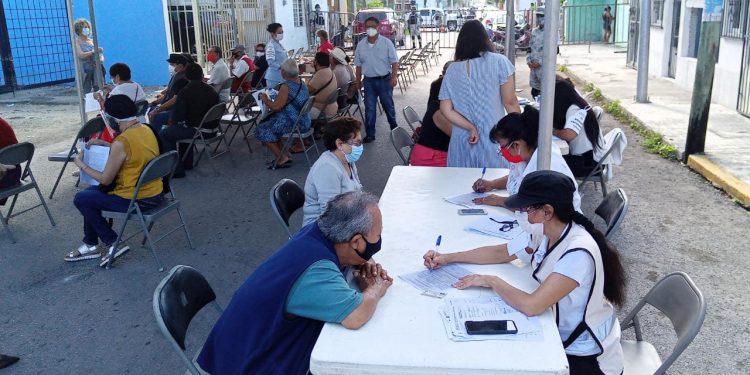 RECIBEN ADULTOS MAYORES DE COZUMEL LA VACUNA CONTRA EL COVID-19