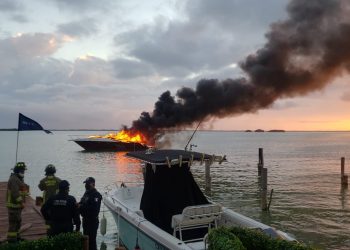 SE INCENDIA EMBARCACIÓN EN CANCÚN