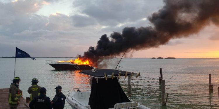 SE INCENDIA EMBARCACIÓN EN CANCÚN