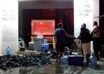 BRASA CAUSA UN INCENDIO EN FRENTE DE UN ASADERO DE POLLOS EN CHETUMAL