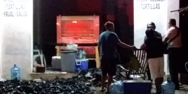BRASA CAUSA UN INCENDIO EN FRENTE DE UN ASADERO DE POLLOS EN CHETUMAL