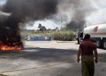 COMBI HACE CORTO CIRCUITO Y SE INCENDIA EN CARDENAS