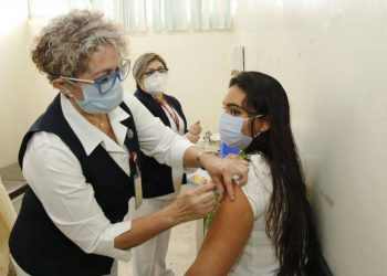 INICIA APLICACIÓN DE SEGUNDAS DOSIS DE VACUNA CONTRA EL CORONAVIRUS A PERSONAL DE SALUD AL FRENTE DE ÁREAS COVID EN YUCATÁN