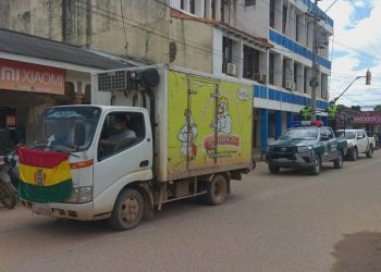EN BOLIVIA, TRASLADAN VACUNA COVID EN UN CAMIÓN DE POLLOS