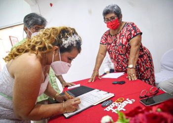 PAREJAS DE ISLA MUJERES FORMALIZAN SU UNIÓN EN “BODAS COLECTIVAS”