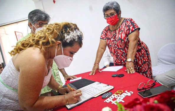 PAREJAS DE ISLA MUJERES FORMALIZAN SU UNIÓN EN “BODAS COLECTIVAS”