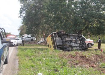 VUELCA CAMIÓN DE TRANSPORTE DE VALORES TRAS ESTALLARLE UN NEUMÁTICO