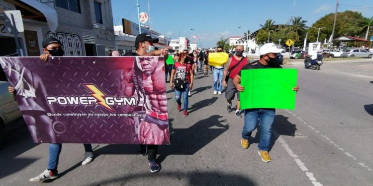 EMPRESARIOS DE GIMNASIOS MARCHAN PARA REABRIR NEGOCIOS