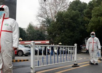 LOS INVESTIGADORES DE OMS VISITAN DOS CENTROS DE CONTROL DE ENFERMEDADES EN WUHAN