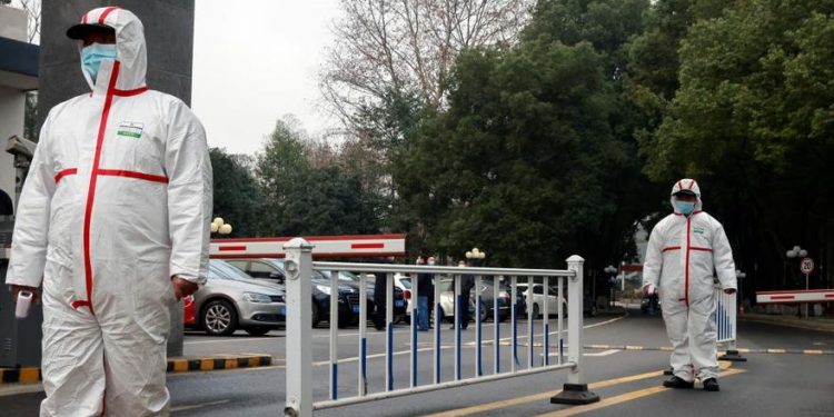 LOS INVESTIGADORES DE OMS VISITAN DOS CENTROS DE CONTROL DE ENFERMEDADES EN WUHAN