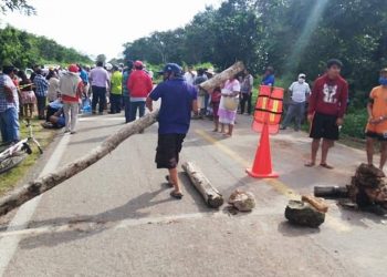 BLOQUEAN POR QUINTA VEZ LA CARRETERA FELIPE CARRILLO PUERTO – VALLADOLID