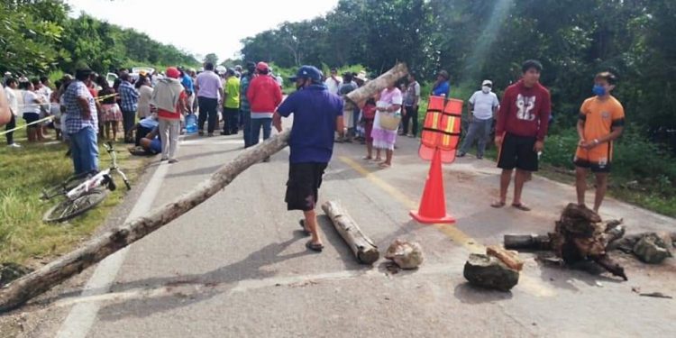 BLOQUEAN POR QUINTA VEZ LA CARRETERA FELIPE CARRILLO PUERTO – VALLADOLID