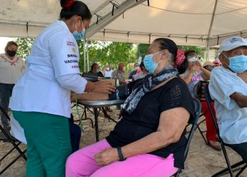 INICIA VACUNACIÓN CONTRA COVID-19 EN BACALAR