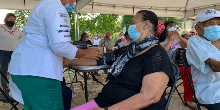 INICIA VACUNACIÓN CONTRA COVID-19 EN BACALAR