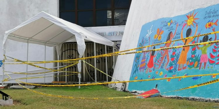 FEMINISTAS CIERRAN DE NUEVO EL CONGRESO DEL ESTADO