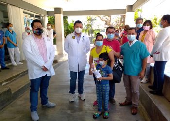NIÑO DE 6 AÑOS VENCE AL COVID-19 Y SALE DEL HOSPITAL DEL ISSSTE EN CHETUMAL