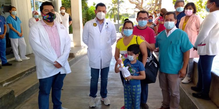 NIÑO DE 6 AÑOS VENCE AL COVID-19 Y SALE DEL HOSPITAL DEL ISSSTE EN CHETUMAL