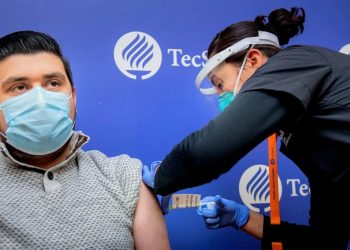 APLICAN A PRIMER VOLUNTARIO MEXICANO VACUNA ALEMANA ANTI COVID-19