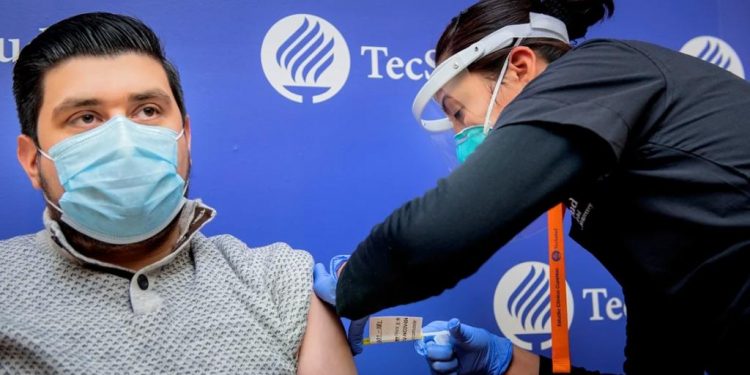 APLICAN A PRIMER VOLUNTARIO MEXICANO VACUNA ALEMANA ANTI COVID-19