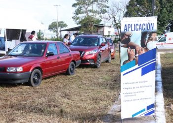 VACUNAN A ADULTOS MAYORES DE JALAPA, TABASCO A BORDO DE SUS AUTOMÓVILES