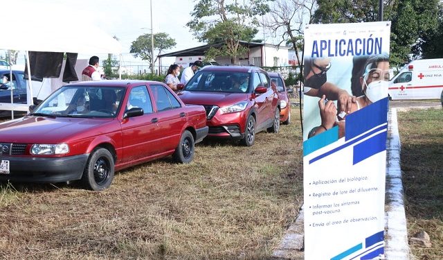 VACUNAN A ADULTOS MAYORES DE JALAPA, TABASCO A BORDO DE SUS AUTOMÓVILES