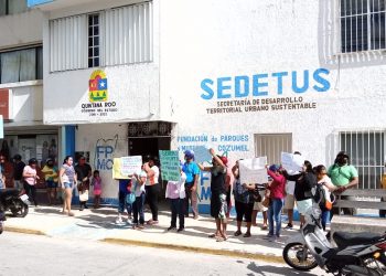 SE MANIFIESTAN HABITANTES DE COZUMEL EN LA SEDETUS PARA EXIGIR QUE SE ENTREGUEN SUS VIVIENDAS