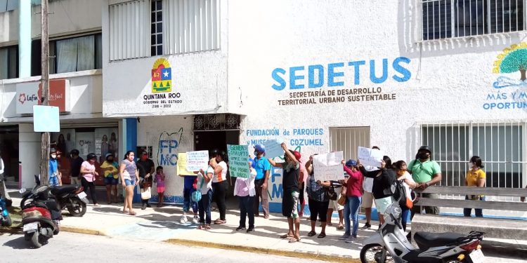 SE MANIFIESTAN HABITANTES DE COZUMEL EN LA SEDETUS PARA EXIGIR QUE SE ENTREGUEN SUS VIVIENDAS