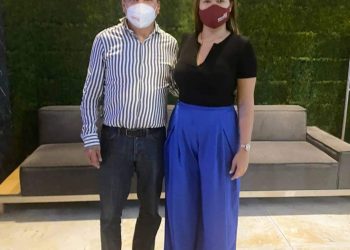 RECIBE ANAHÍ GONZÁLEZ A ÓSCAR CANTÓN