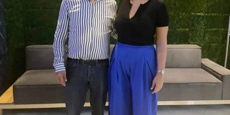 RECIBE ANAHÍ GONZÁLEZ A ÓSCAR CANTÓN