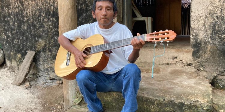 CANTAUTOR MAYA LUCHA POR PRESERVAR SU MÚSICA