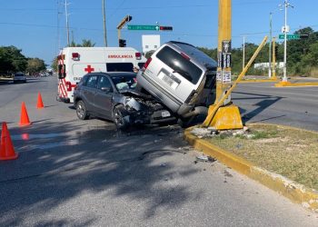 APARATOSO ACCIDENTE DEJA UNA PERSONA LESIONADA EN CANCÚN