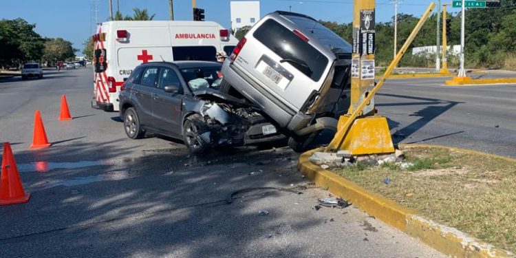 APARATOSO ACCIDENTE DEJA UNA PERSONA LESIONADA EN CANCÚN