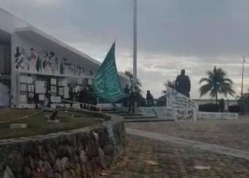 RETIRAN BANDERA VERDE DEL CONGRESO DE QUINTANA ROO