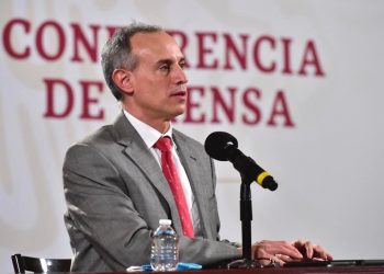 FALSO QUE VACUNA DE COVID CAUSE LA ENFERMEDAD: GATELL