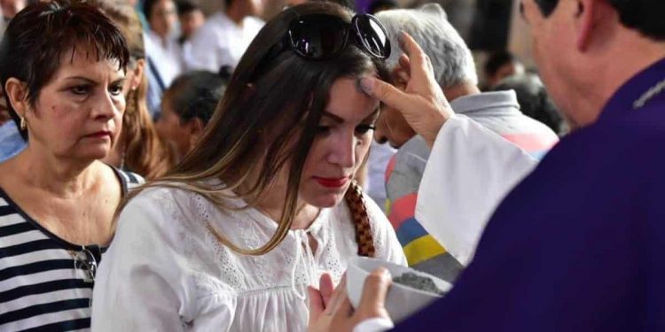 OFRECE IGLESIA CENIZAS PARA QUIENES NO PODRÁN ASISTIR ESTE MIÉRCOLES A LAS IGLESIAS DE TABASCO