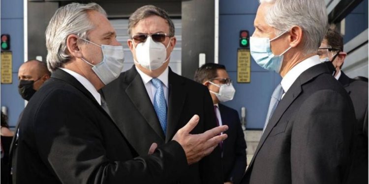 ALBERTO FERNÁNDEZ VISITA LABORATORIOS DONDE ENVASARAN VACUNA COVID-19 EN MÉXICO